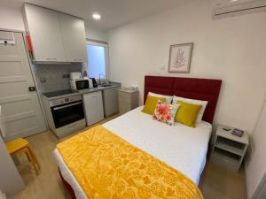 una piccola camera con letto e cucina di Casa Rocha a Pinhão