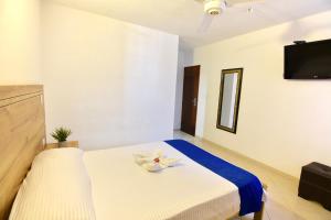 辛塞萊霍的住宿－Hotel Comercial，卧室配有白色的床,床上有花