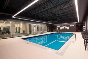 a large swimming pool in a building at Courtyard by Marriott Quebec City in Quebec City