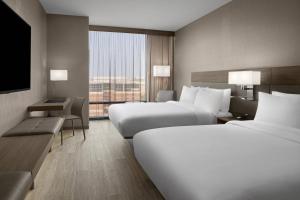 Cama ou camas em um quarto em AC Hotel by Marriott Columbus Downtown mais 33 fotos