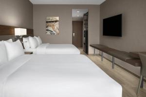 Cama ou camas em um quarto em AC Hotel by Marriott Columbus Downtown