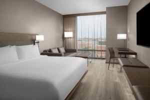 Cama ou camas em um quarto em AC Hotel by Marriott Columbus Downtown
