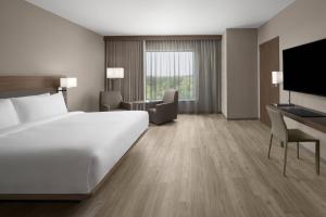 Uma TV ou centro de entretenimento em AC Hotel by Marriott Columbus Downtown