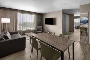 Uma TV ou centro de entretenimento em AC Hotel by Marriott Columbus Downtown