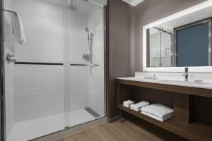 Um banheiro em AC Hotel by Marriott Columbus Downtown