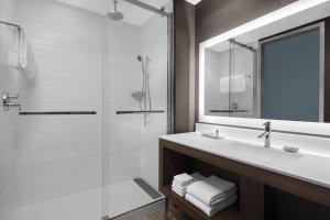 Um banheiro em AC Hotel by Marriott Columbus Downtown