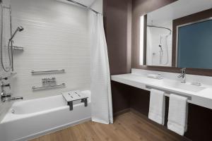 Um banheiro em AC Hotel by Marriott Columbus Downtown
