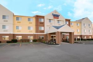 a hotel with a parking lot in front of it at Fairfield Inn & Suites Mansfield Ontario in Mansfield