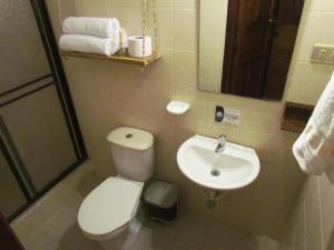 łazienka z toaletą i umywalką w obiekcie Casa Yerbabuena- Rustiko w mieście Barichara