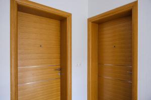 parę drewnianych drzwi w pokoju w obiekcie Apartman Sunny Vacay w mieście Kaštela