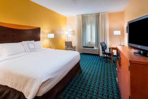 Tempat tidur dalam kamar di Fairfield Inn and Suites St Petersburg Clearwater