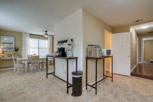 un soggiorno con cucina e sala da pranzo di Kerrville Vacation Rental Across From River Trail! a Kerrville