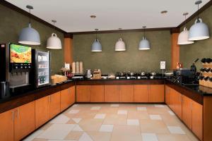 een grote keuken met aasteryasteryasteryasteryasteryasteryasteryasteryasteryasteryasteryasteryasteryasteryasteryastery bij Fairfield Inn & Suites by Marriott Miami Airport South in Miami