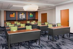 une salle de classe avec des bureaux et des chaises dans une salle dans l'établissement Fairfield Inn & Suites by Marriott Miami Airport South, à Miami