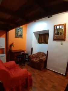 uma sala de estar com um sofá e uma mesa em Hatun Quilla em Cusco