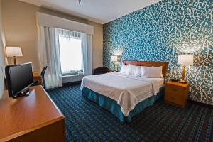 Posteľ alebo postele v izbe v ubytovaní Fairfield Inn & Suites Toledo North