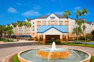 una fontana di fronte a un hotel con un edificio di Fairfield Inn & Suites by Marriott Orlando Lake Buena Vista in the Marriott Village a Orlando