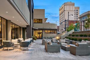 un patio avec des canapés et des chaises dans un bâtiment dans l'établissement Delta Hotels by Marriott Ashland Downtown, à Ashland