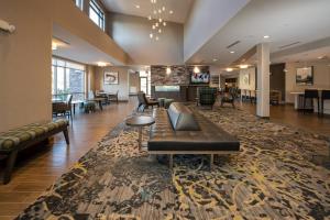 - un hall avec un canapé, des tables et des chaises dans l'établissement Residence Inn Nashville Mt. Juliet, à Mount Juliet