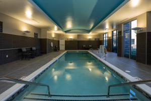 - une grande piscine dans une chambre d'hôtel dans l'établissement Residence Inn Nashville Mt. Juliet, à Mount Juliet