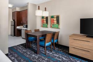 eine Küche und ein Esszimmer mit einem Tisch und Stühlen in der Unterkunft TownePlace Suites by Marriott Big Spring in Big Spring