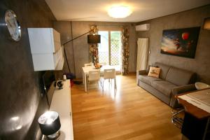 een woonkamer met een bank en een tafel bij Appartamento Deluxe Valadier in Spoleto