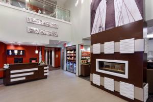 un hall de pharmacie avec une cheminée dans un magasin dans l'établissement TownePlace Suites by Marriott Springfield, à Springfield