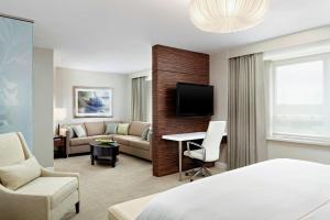 um quarto de hotel com uma cama e uma sala de estar em The Westin Nova Scotian em Halifax