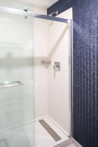 y baño con ducha y puerta de cristal. en Fairfield Inn & Suites by Marriott Tulsa Central en Tulsa