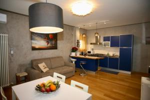 een woonkamer met een bank en een tafel met fruit erop bij Appartamento Deluxe Valadier in Spoleto
