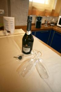 een fles wijn bovenop een aanrecht bij Appartamento Deluxe Valadier in Spoleto