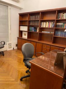 una oficina con escritorio y estanterías de libros en Obelisco y Teatros en Buenos Aires