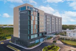 une vue aérienne sur un bâtiment d'hôtel dans l'établissement Residence Inn by Marriott Merida, à Mérida