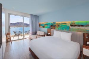 Habitación de hotel con cama y vistas al océano en Courtyard by Marriott Mazatlan Beach Resort, en Mazatlán