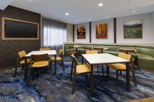 מסעדה או מקום אחר לאכול בו ב-Fairfield Inn by Marriott Joliet South