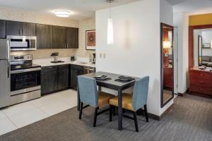 uma cozinha com mesa e cadeiras num quarto em Residence Inn by Marriott Portsmouth em Portsmouth