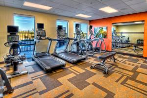 een fitnessruimte met loopbanden en cardio-apparatuur in een kamer bij Courtyard by Marriott San Marcos in San Marcos
