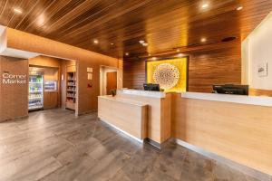 ゲインズビルにあるFairfield Inn & Suites by Marriott Gainesville I-35のフロントデスクのある店舗のロビー