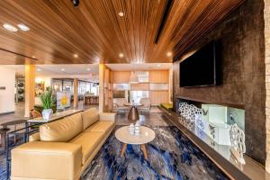 Fairfield Inn & Suites by Marriott Gainesville I-35 tesisinde bir oturma alanı