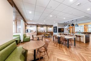 restauracja ze stołami i krzesłami oraz bar w obiekcie Fairfield Inn & Suites by Marriott Gainesville I-35 w mieście Gainesville