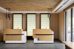 南あわじ市にあるフェアフィールド･バイ･マリオット･兵庫淡路島福良の木製の壁と窓がある会議室
