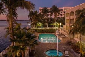 Fairfield Inn and Suites by Marriott Palm Beach في بالم بيتش: اطلالة على منتجع مع مسبح