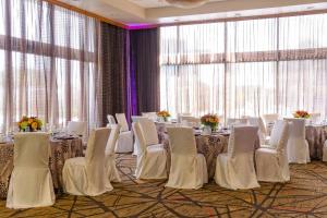 un salón de banquetes con mesas blancas y sillas blancas en Houston Marriott West Loop by The Galleria en Houston