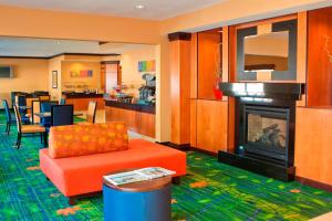 sala de estar con chimenea y cocina en Fairfield Inn & Suites Joliet North/Plainfield en Joliet