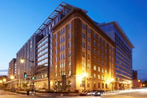 un gran edificio en una calle de la ciudad por la noche en Marriott Marquis Washington, DC en Washington