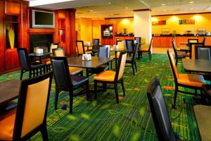 une salle à manger avec des tables et des chaises dans un restaurant dans l'établissement Fairfield Inn & Suites Phoenix Midtown, à Phoenix