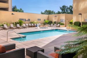 una piscina en un hotel con sillas y mesas en Residence Inn by Marriott Sacramento Downtown at Capitol Park en Sacramento