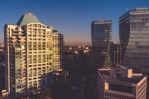 um grupo de edifícios altos em uma cidade em The Ritz-Carlton Coconut Grove, Miami em Miami