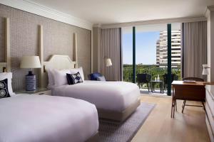 邁阿密的住宿－邁阿​​密力麗思卡爾頓椰林酒店，酒店客房设有两张床和一个阳台。