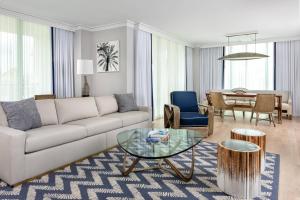 Posezení v ubytování The Ritz-Carlton Coconut Grove, Miami